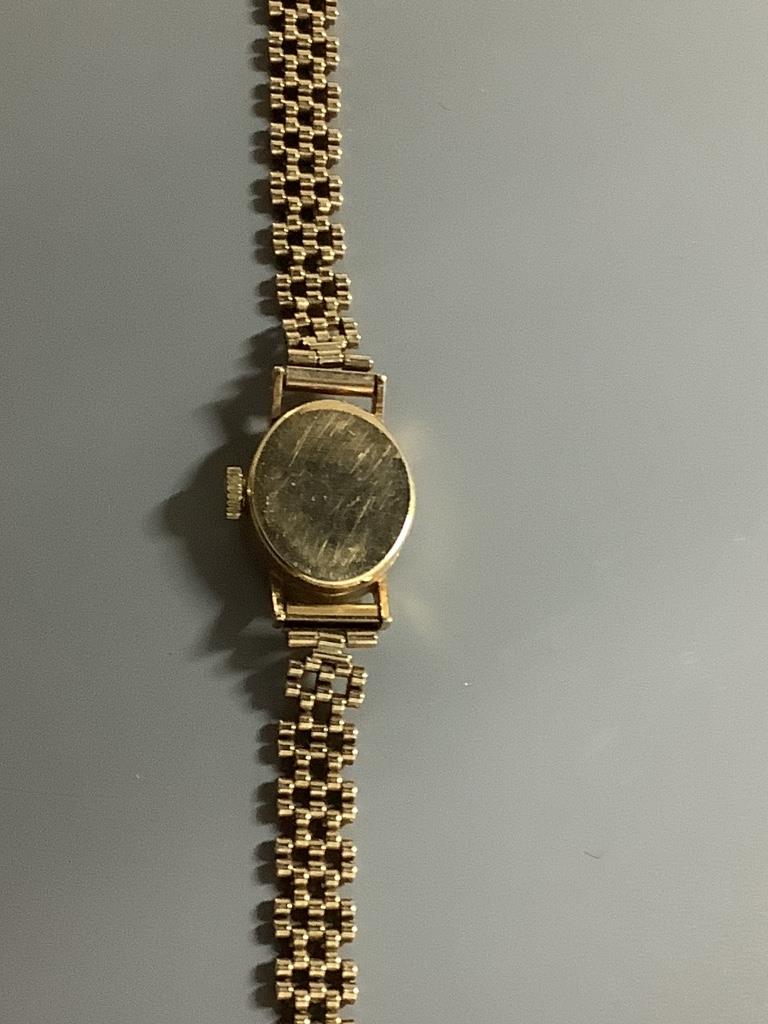 A 9ct gold Avia ladies' wristwatch on integral 9ct gold bracelet, gross 14.5 grams.